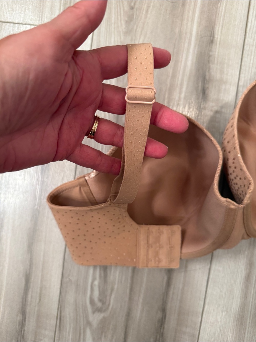 Wacoal Tan/Nude Bra with Subtle Metallic Dot Detail - 34G - Picture 8 of 9